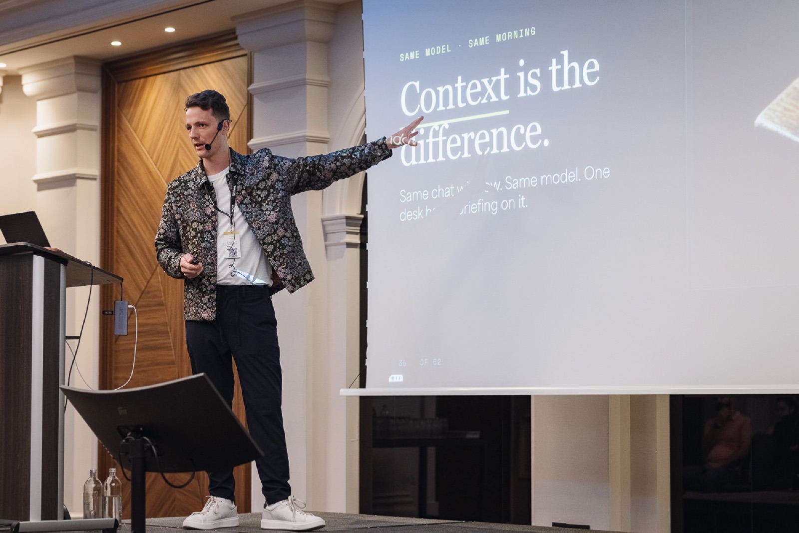 Christoph Sauerborn hält eine Keynote und zeigt die Folie Context is the difference.