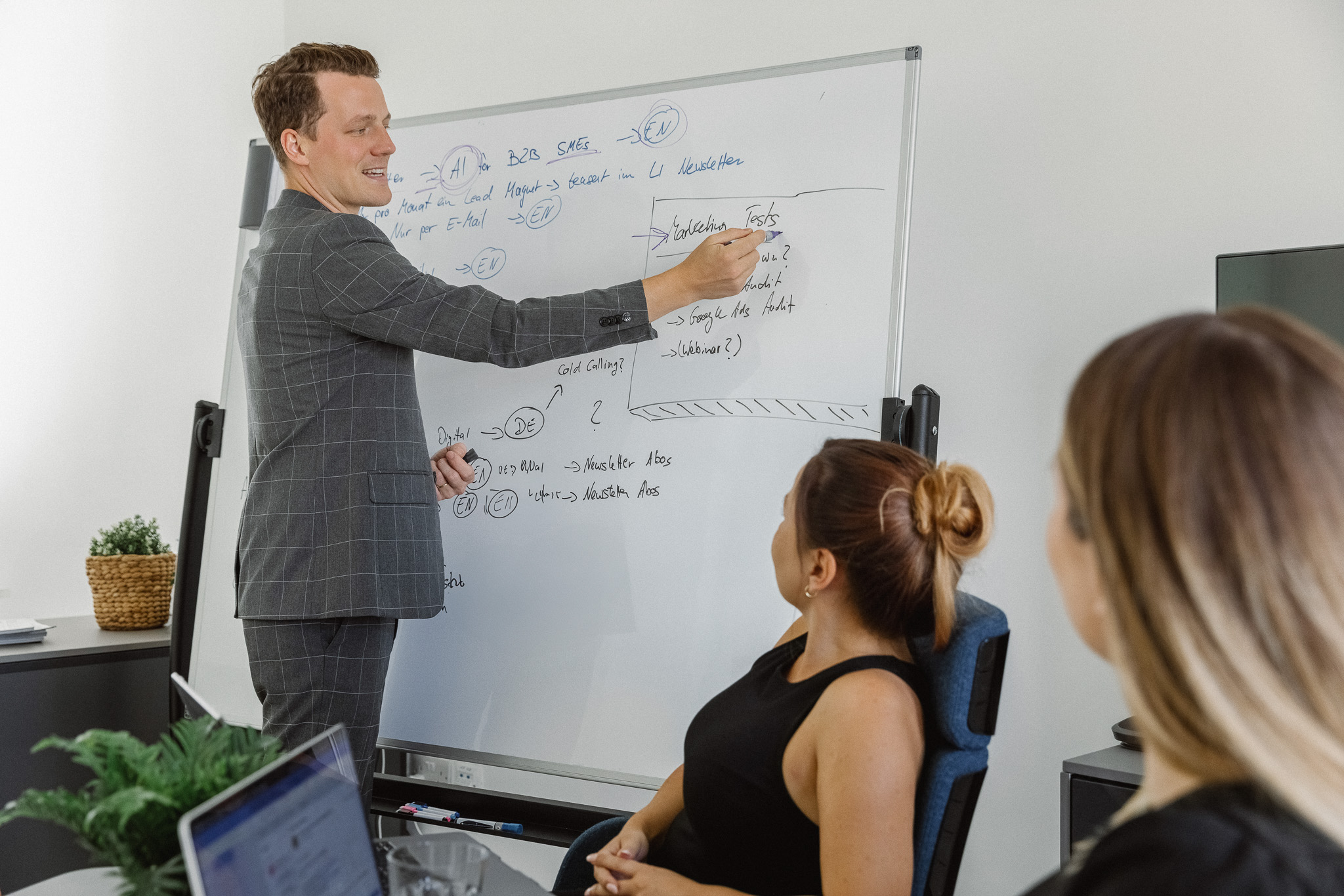 Whiteboard mit Strategie-Notizen aus der Arbeit an AI-Systemen.