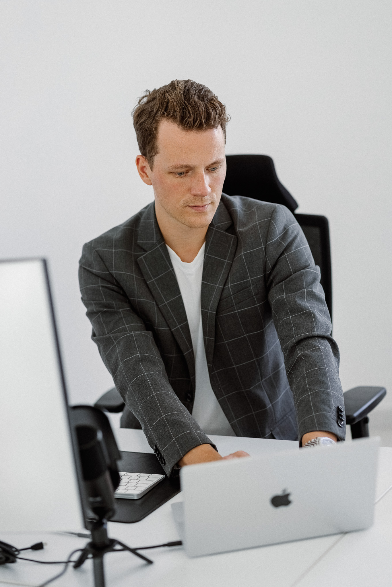 Christoph Sauerborn working at a laptop.